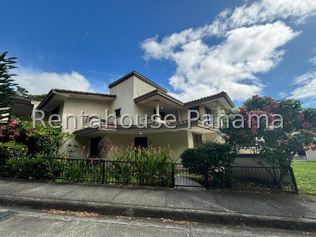 Modern and Spacious House - Exquisita Casa en Embassy Club